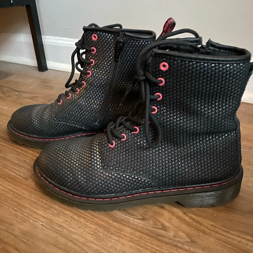 Dr Martens Delaney Black Metallic Rainbow 8-Eye Side Zip Boots-Size 5M